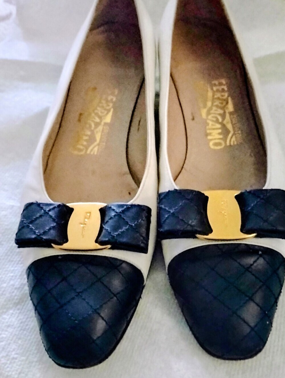 Salvatore Ferragamo Ivory & Navy Quilted Siganature Plate Vara Bow Low Pumps 9AA - Picture 4 of 10